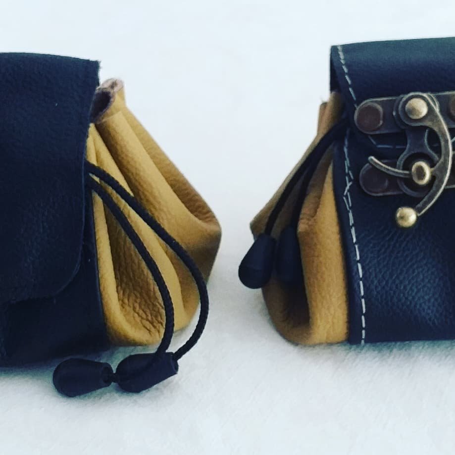 MochilasChasm's tweet photo. Nuestra nueva bolsa "Karina", en 2 presentaciones, lleva hasta 40 dados en un estilo medieval-vintage!! Próximamente en https://t.co/KZNRBYkN0i / Our latest dice bag carries 40 dice in a medieval style pouch! https://t.co/ZqJpteOvlK