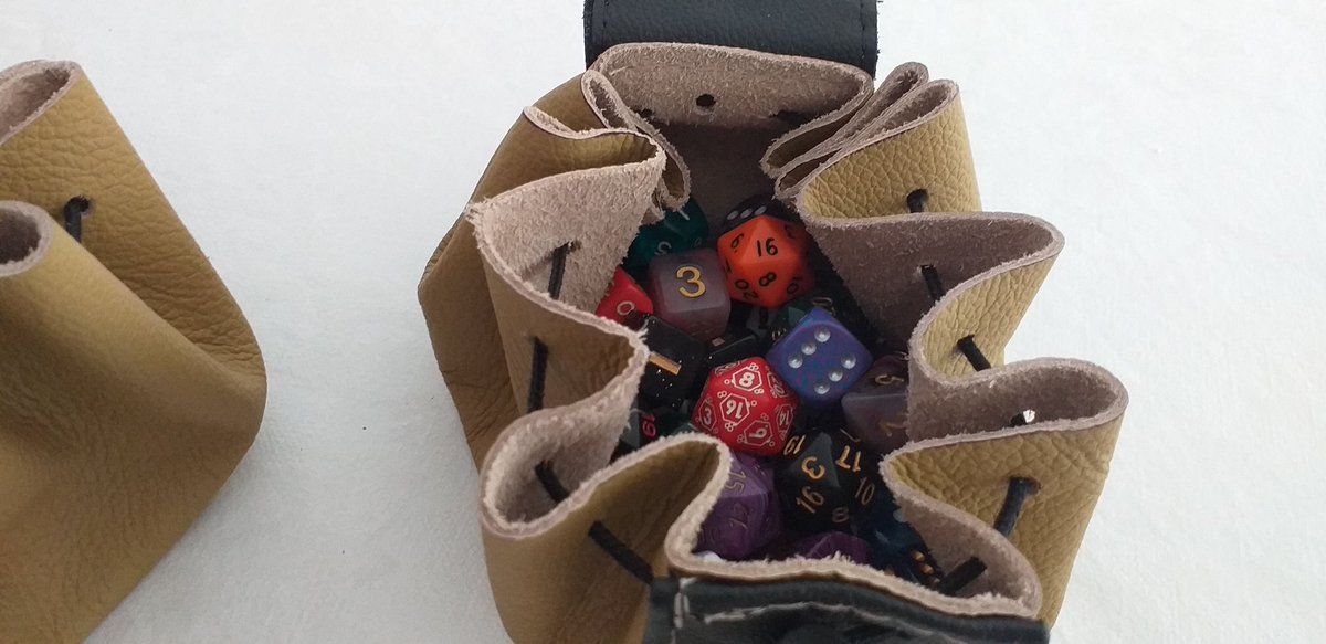 MochilasChasm's tweet photo. Nuestra nueva bolsa "Karina", en 2 presentaciones, lleva hasta 40 dados en un estilo medieval-vintage!! Próximamente en https://t.co/KZNRBYkN0i / Our latest dice bag carries 40 dice in a medieval style pouch! https://t.co/ZqJpteOvlK