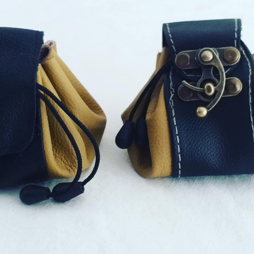 MochilasChasm's tweet photo. Nuestra nueva bolsa "Karina", en 2 presentaciones, lleva hasta 40 dados en un estilo medieval-vintage!! Próximamente en https://t.co/KZNRBYkN0i / Our latest dice bag carries 40 dice in a medieval style pouch! https://t.co/ZqJpteOvlK