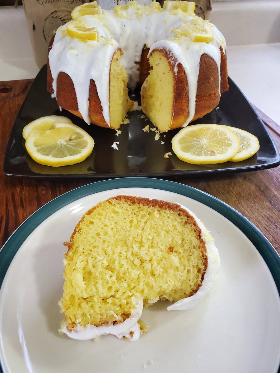 CastRedhead's tweet photo. Lemon bundt cake with lemon glaze https://t.co/3JLEtevba5