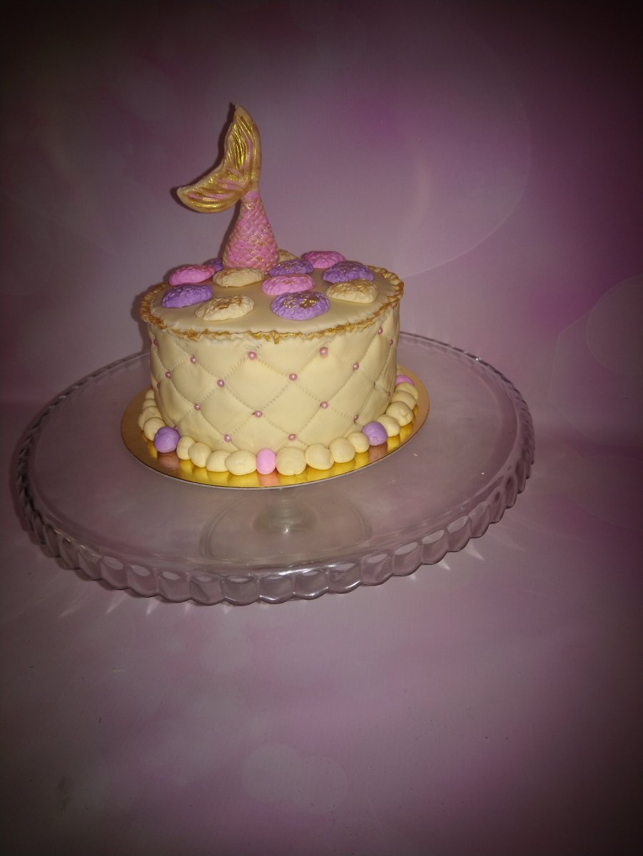 Laurina5012's tweet photo. #creatief met #fondant #taart met een #vulling van #botercreme #oreo en #aardbeienjam https://t.co/hYtqf7GssV