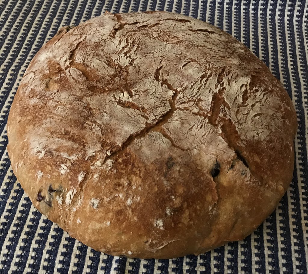 jelartist's tweet image. I also sculpt. On Saturdays. 🥖 Bread with Kalamata olives. #homemade #olivebread