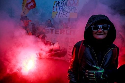 Chalecos amarillos junto a sindicatos de trabajadores y estudiantiles  marcharon este sábado por las calles de París, #Francia🇫🇷👉tlsur.net/2MUPucI

Durante las manifestaciones la policía disparó gases lacrimógenos y el enfrentamiento se extendió por poco tiempo