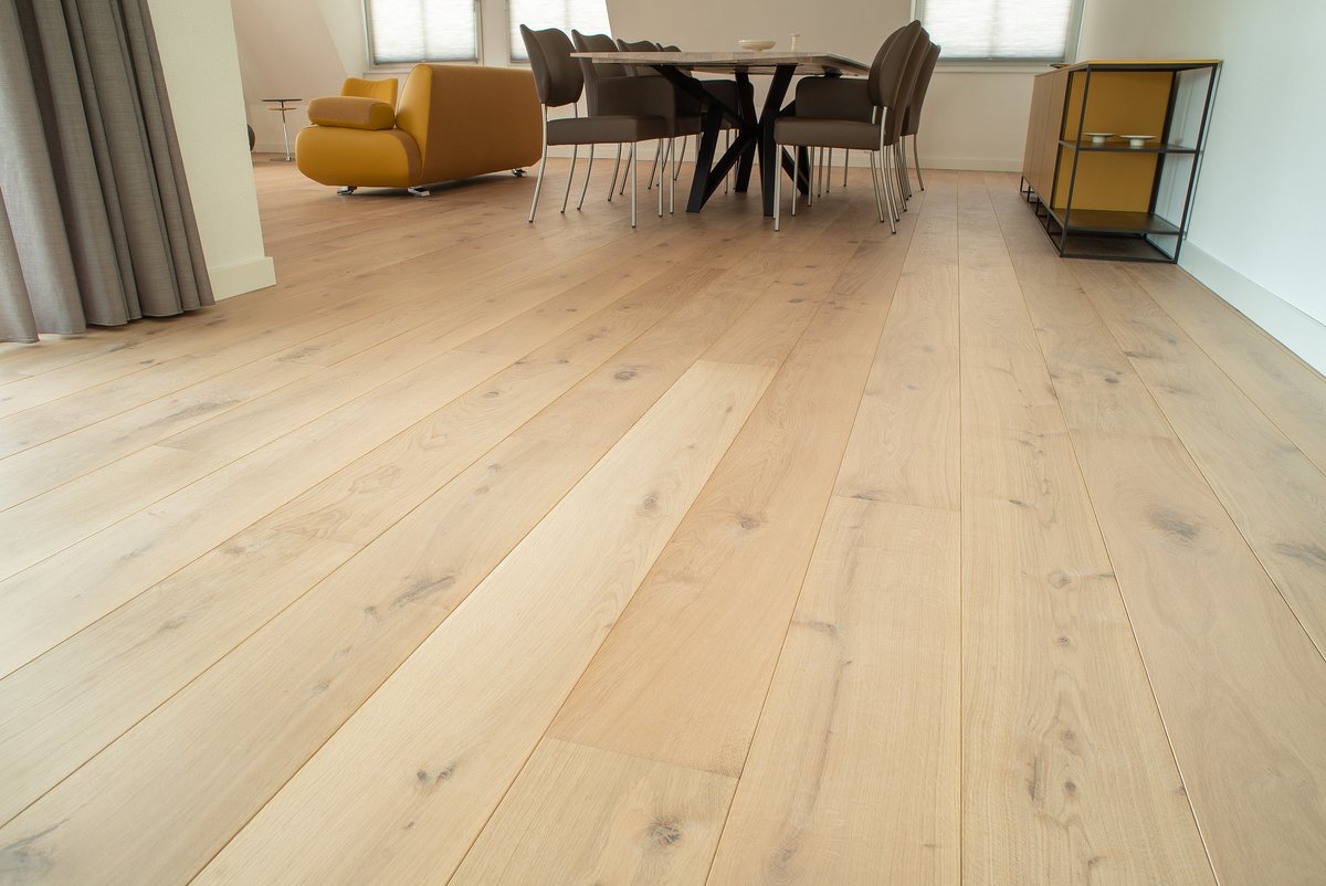 Duoplank Eiken Rustiek, blanke olie.
__ 
#house #wood #furniture #room #table #chair #floor #interior_design #hardwood #parquet