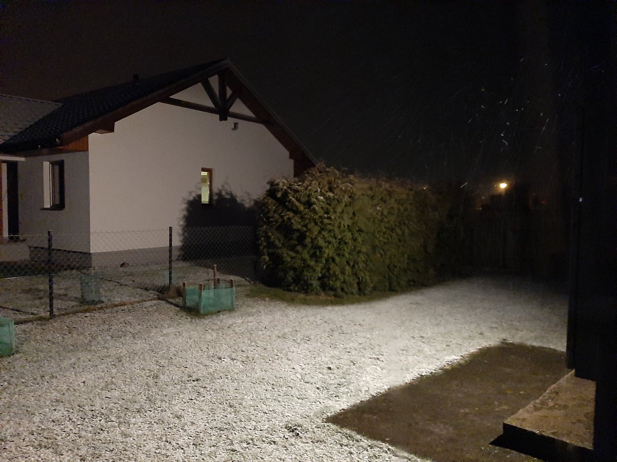 MissBeatrice15's tweet image. First snow! We haven't had any where I live up untill today. #firstsnow #winterishere #ohdamn #snow