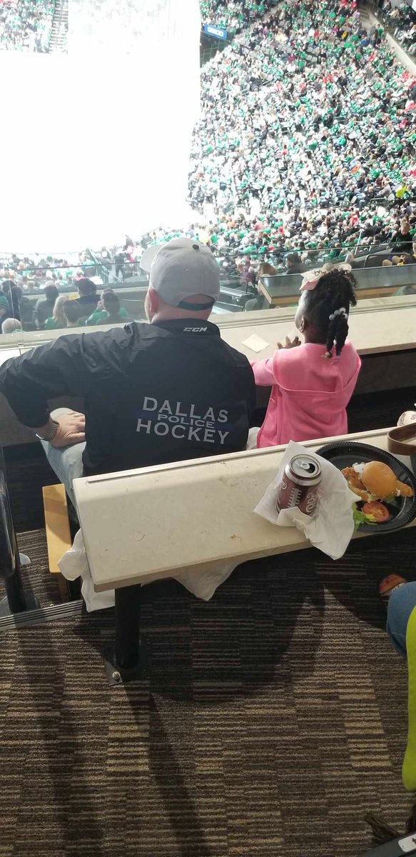 DPDhockey's tweet photo. Last night we got to enjoy another @DallasStars win with the kids from @SPSCC1600! Thank you to our #BadgesOnTheBlueLine partner the @DS_Foundation! #SeguinsStars #GoStars https://t.co/wZwGuygkn5