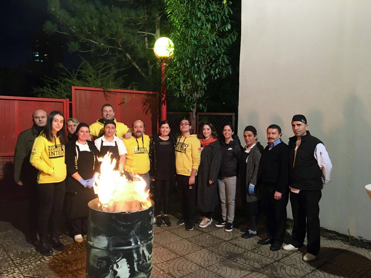Her Kick-Off’un vazgeçilmezi, geleneksel mangalımızı bu yıl yine <a href="/AvrupaBsg/">Bahçeşehir Service Group</a> sponsorluğunda yaktık. Seda ve Begüm Ablalarımıza tekrardan tüm destekleri ve favorimiz olan Kick-Off sucukları için çok teşekkür ederiz. :)