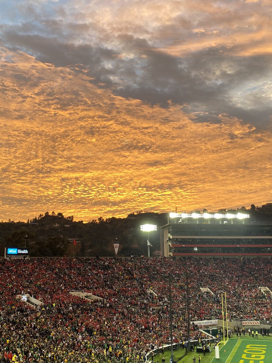 2sweetT's tweet photo. @DuckFootball @RoseBowlStadium 💚🏈💛🌹☀️ https://t.co/zpH79oxQA5