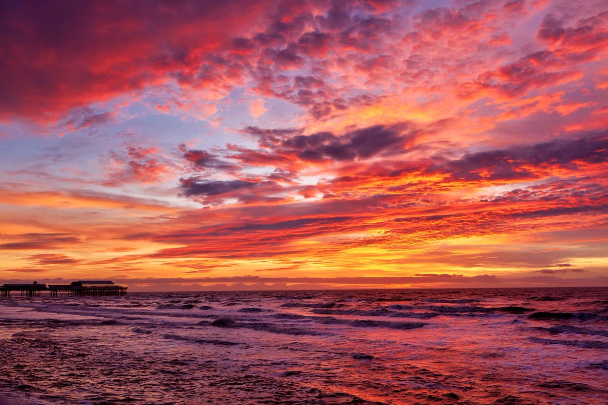 yannickdixon's tweet photo. Wonderful colours in the sky this evening here at the seaside 🔥 #Blackpool #Photography #StormHour #ThePhotoHour #WeatherWatchers https://t.co/jZCxFDav7s