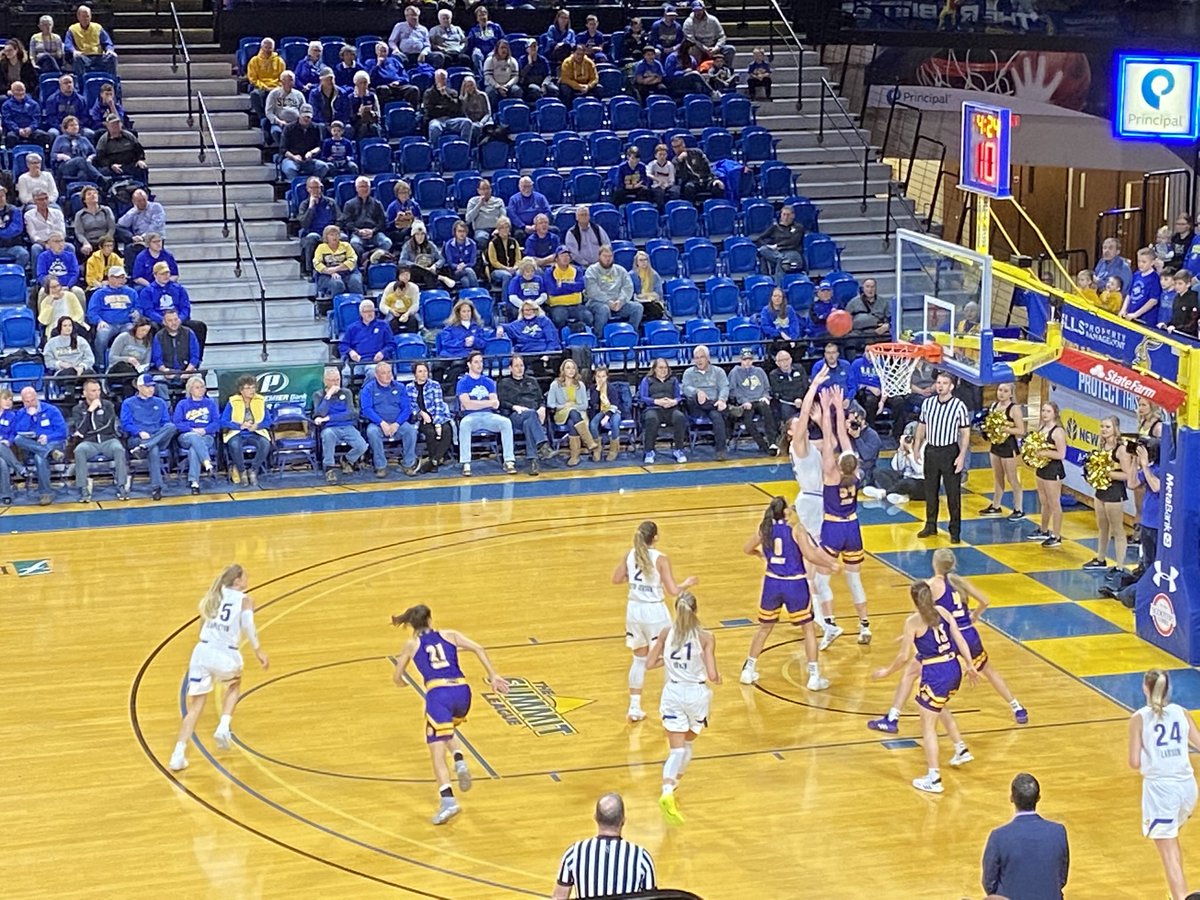 krusie2's tweet photo. Let’s go @GoJacksWBB protect Frost! Great way to spend a Saturday with @KELOannap and the family! #rabbitden #getjacked https://t.co/SP7oGlOTcj