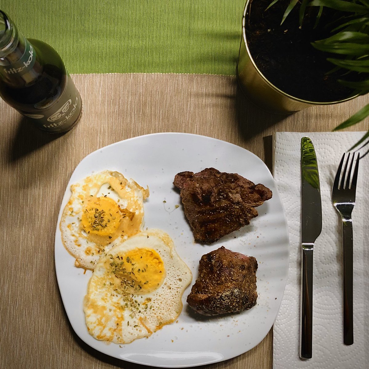 El_Patco's tweet photo. Es wurde wieder #gekocht, das #Gemüse zur #Deko steht eingetopft neben dem Teller! https://t.co/3cwFyQe0fe