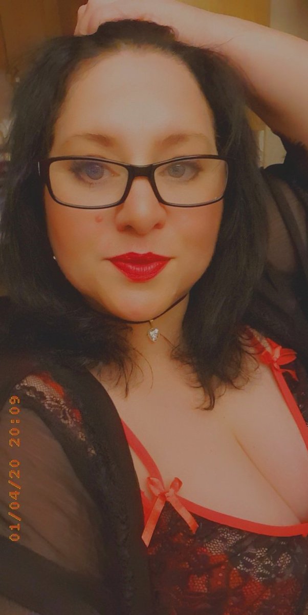 Goonerlover69's tweet photo. So I was getting ready to go out and a knock at the door! A bedroom dress I'd ordered before xmas turned up! Clearly where this came from women are small up top! And don't need any validation from any man or woman! If you don't like don't look! 🙄 https://t.co/hp6fUiCpkH