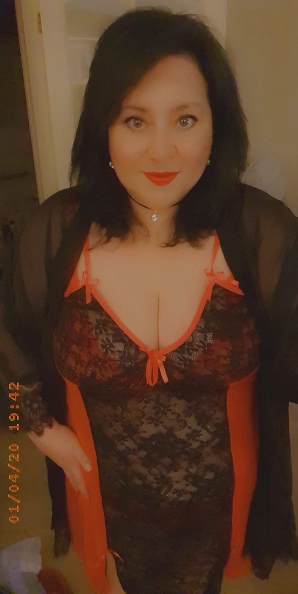 Goonerlover69's tweet photo. So I was getting ready to go out and a knock at the door! A bedroom dress I'd ordered before xmas turned up! Clearly where this came from women are small up top! And don't need any validation from any man or woman! If you don't like don't look! 🙄 https://t.co/hp6fUiCpkH