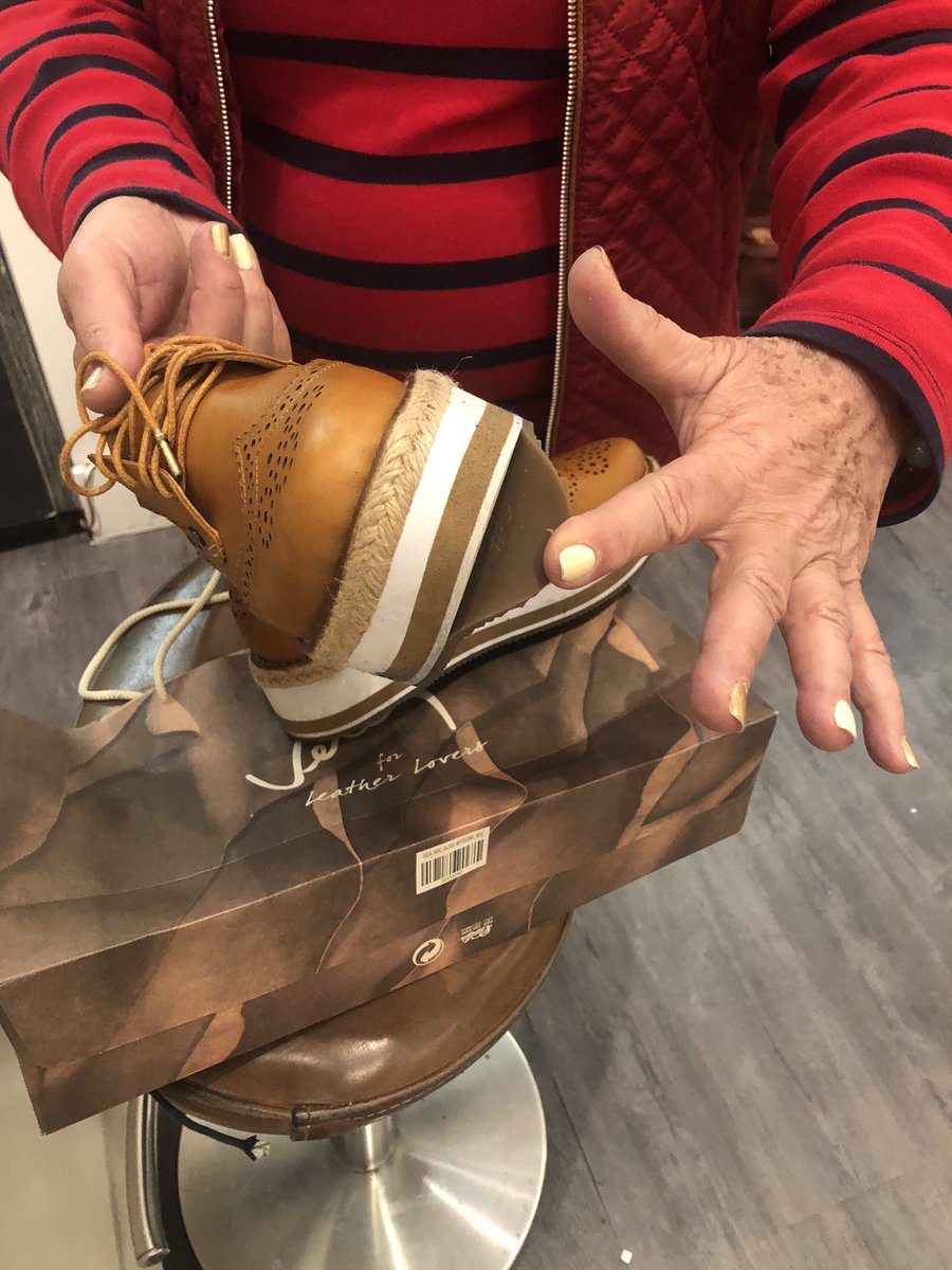 rhinamrm's tweet photo. Que triste comparar unos zapatos de 300mil y cuando los cambias la administradora local Vélez en fontanar @rociogonzalez te manda a limpiar la suela del zapato en el baño y después no te quiere dar factura de cambio ... que pasa #velezforleatherlovers @sicsuper vigilar tienda https://t.co/1TybvSevFv