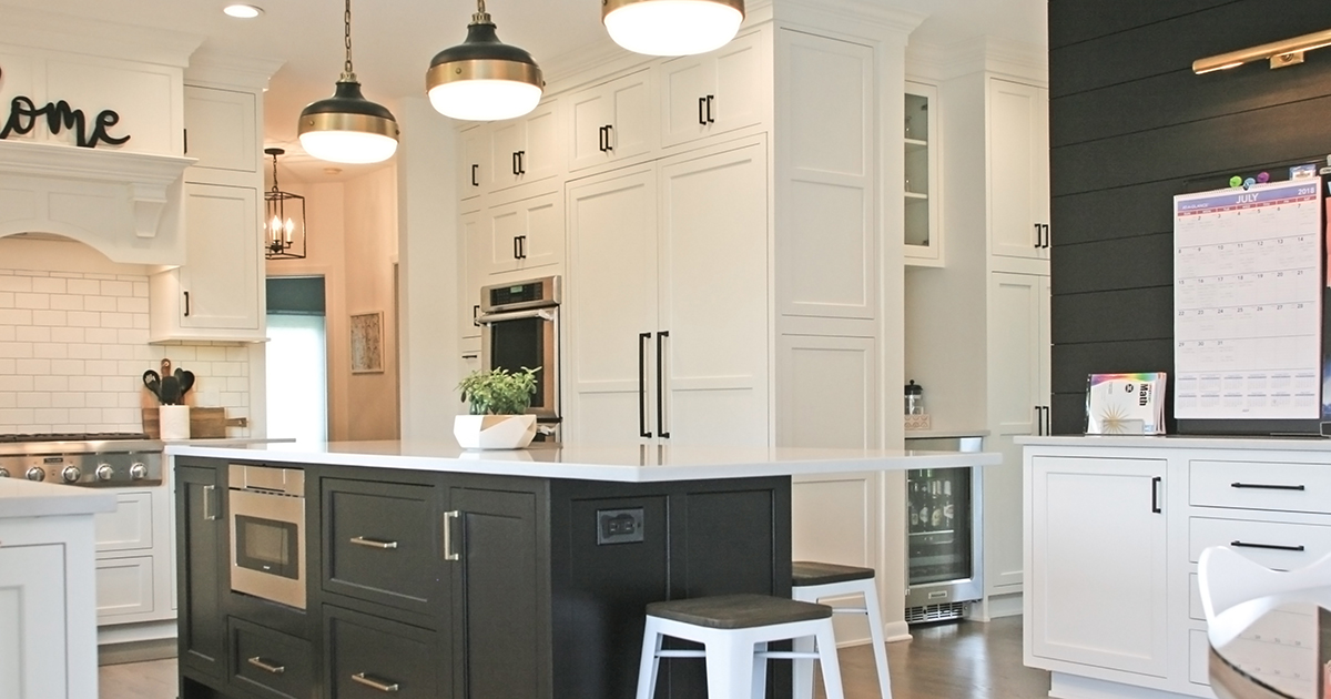 Are you thinking about a new kitchen with two or more colors? We love your thinking! A StarMark dealer can help you find complementary colors &amp; accent hues. Bring your ideas and start your new kitchen now! Find a dealer near you: bit.ly/2naRrrz

Design by The ABL Group.