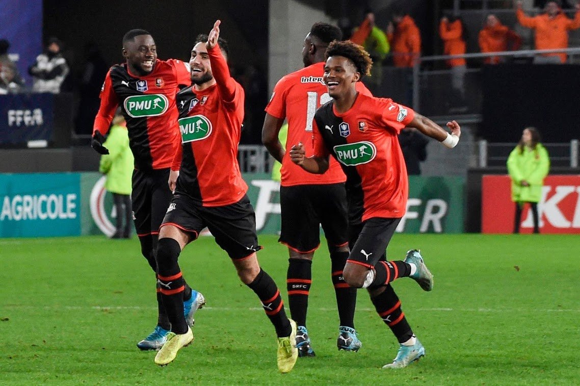 ROUGEmemoire's tweet image. 252 jours séparent ces deux clichés. Toujours la même joie du Stade Rennais dans sa belle idylle avec la Coupe de France. #SRFCASC