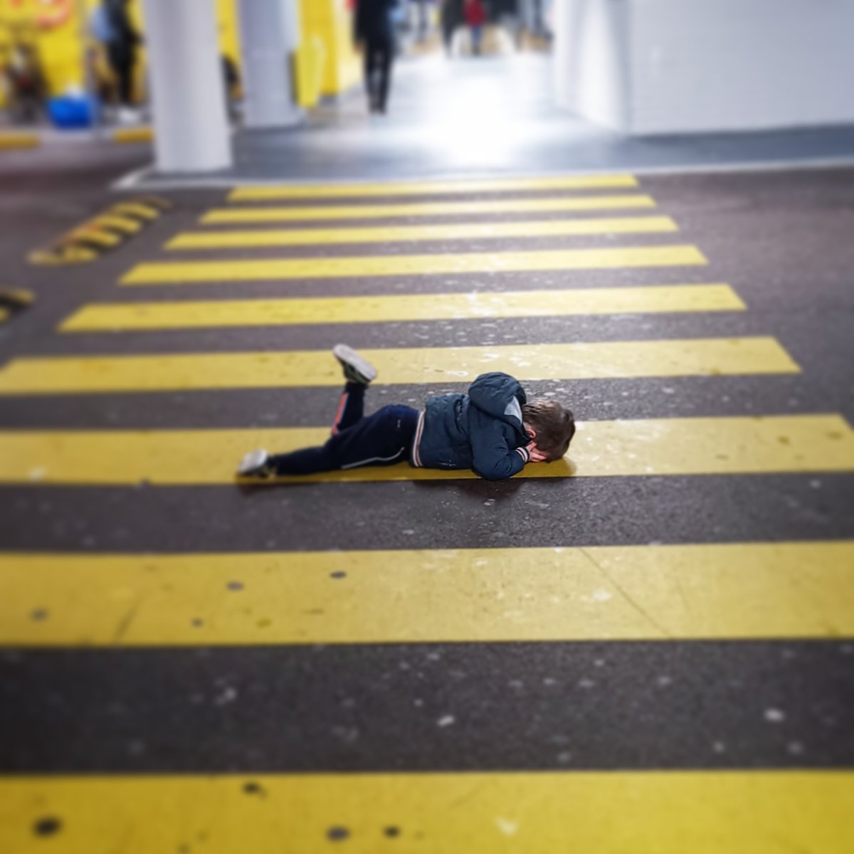 Niekja's tweet image. Lekker ontspannen op zaterdag naar IKEA met het hele gezin. #whatwasIthinking