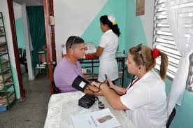 DrRobertoMOjeda's tweet photo. Felicitamos a los médicos y enfermaras de la familia en el 36 Aniversario del Programa, como dijera #Fidel "…Ustedes están allí en la primera fila de la lucha, ...para llevar el bienestar más importante del ser humano, que es la salud…" #SomosCuba @MINSAPCuba @DiazCanelB https://t.co/wYtmkbPdzP