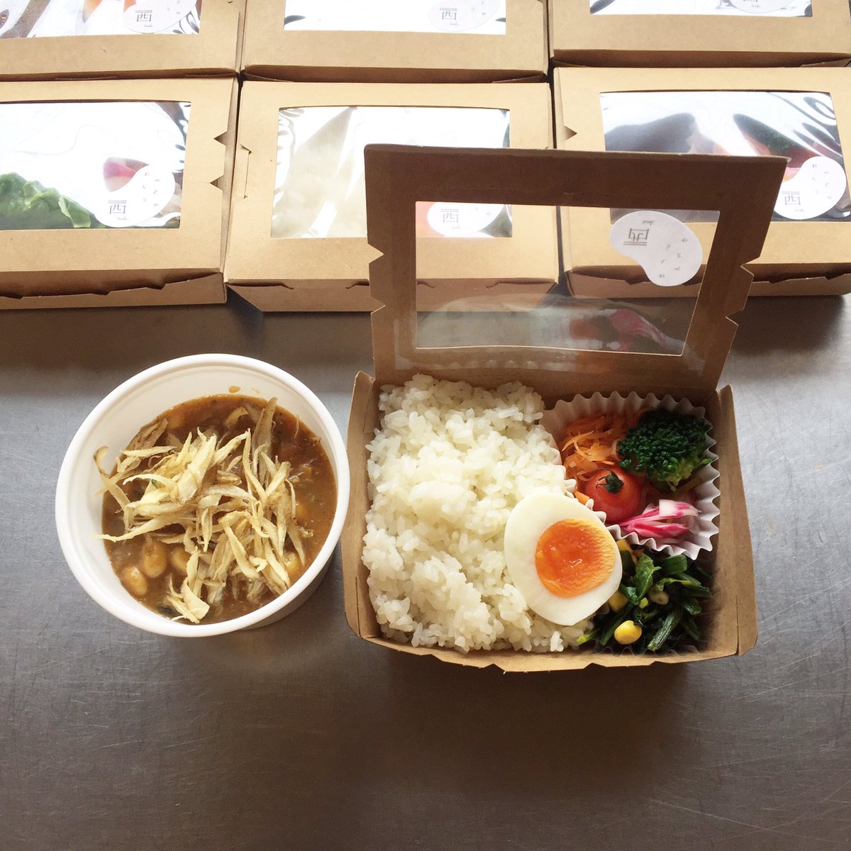 おべんとうや西 今週のカレーはごぼうチップスのソイミート豆カレーです ルーから作ったスパイスがフレッシュなカレーは辛いのが苦手な人でも食べられる本格カレーです おべんとうや西 週末だけ お弁当屋さん 週替わりランチ イートインあり 鞍馬口