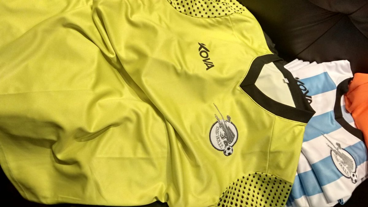 wb_artegrafico's tweet photo. 6) The Bulls FC 

Diseño titular y de arquero para el albiceleste, un diseño de bastones con pequeñas lineas de varios tonos de celeste y una casaca GK amarillo limon con halftone negro en las mangas...fueron las primweas con la tecnologia #DrySWIFT en @kovaUY ... https://t.co/QOLkTglArd