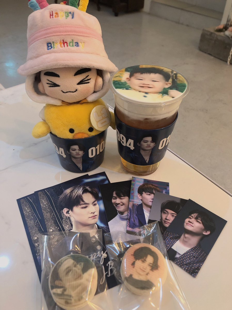 ✔️카페 띠그레블랑코
저녁에 갔더니 분위기 d짱b 재버미 현수막 너무 이뻐요..❗️포토치노 사진때문에 엄청 고민하다가 1번으로 주문했어요 뽐앞니 쏘큣🤧 뽐카롱은 어떻게 먹어야할지ㅜㅜ모르겠지만 일단 소장해봅니다 멋진사진도 보고 편지도 쓰고 증말 좋은 시간 보내고 온💘
<a href="/indepth_JB/">in depth</a> 감사해요🙏🏻