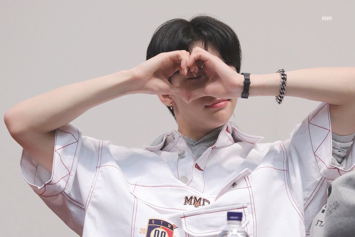 「 day 4/366 」　　　↳  #스트레이키즈  #황현진 i made some new friends yesterday and we’re already doing stupid stuff today [SIGH] but i think you would approve that im finally making more friends on here. i love you a lot, hyunjin <3