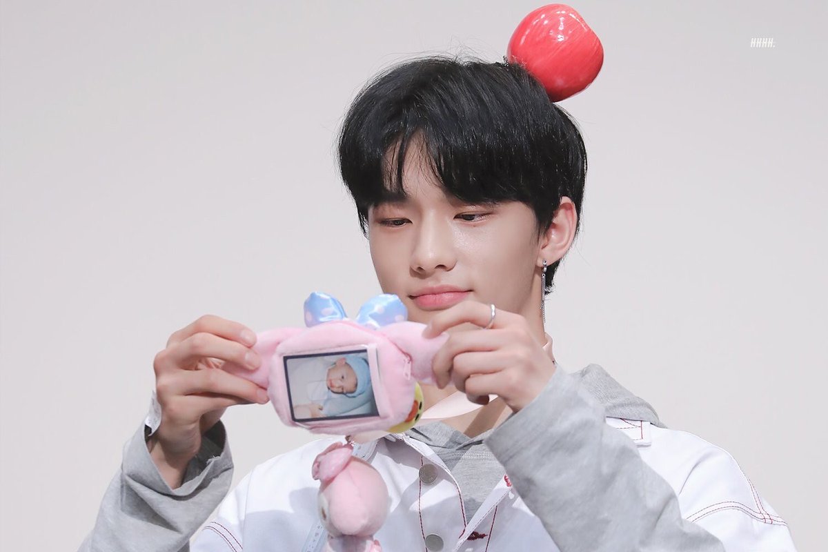 「 day 4/366 」　　　↳  #스트레이키즈  #황현진 i made some new friends yesterday and we’re already doing stupid stuff today [SIGH] but i think you would approve that im finally making more friends on here. i love you a lot, hyunjin <3