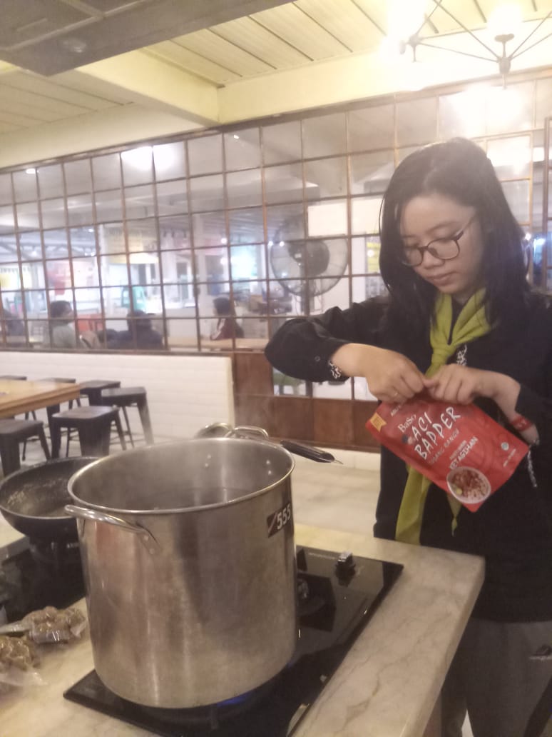 himatalabinawan's tweet photo. Diposko kami membuka dapur umum untuk para korban banjir
@UniversitasBinawan
@PALAMA_FE_UKI 
@HIMPALA_UNIAT https://t.co/bsH6xnJWet