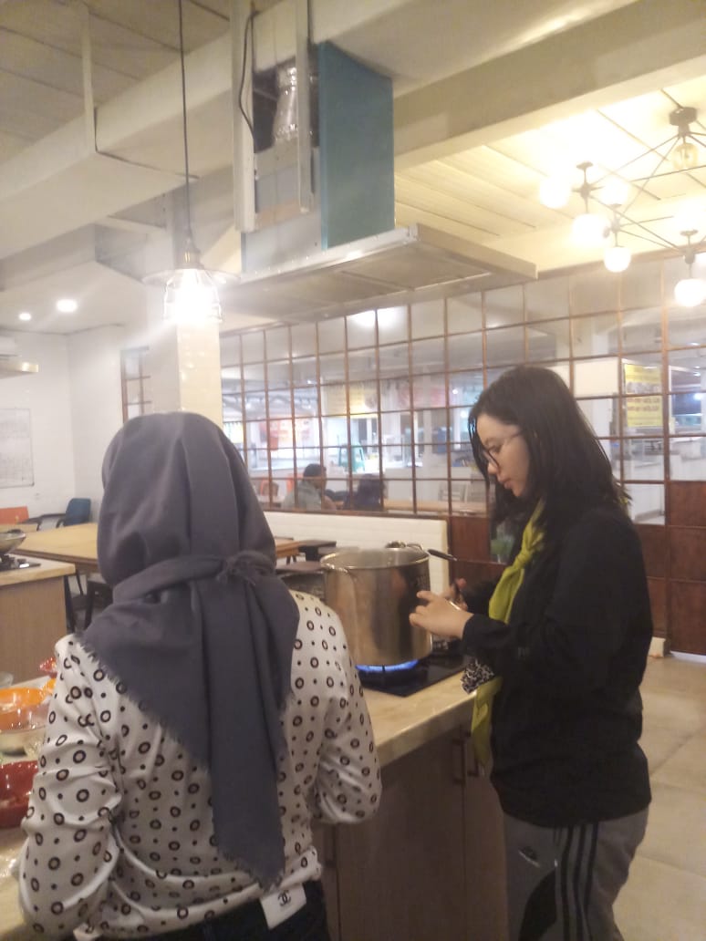 himatalabinawan's tweet photo. Diposko kami membuka dapur umum untuk para korban banjir
@UniversitasBinawan
@PALAMA_FE_UKI 
@HIMPALA_UNIAT https://t.co/bsH6xnJWet