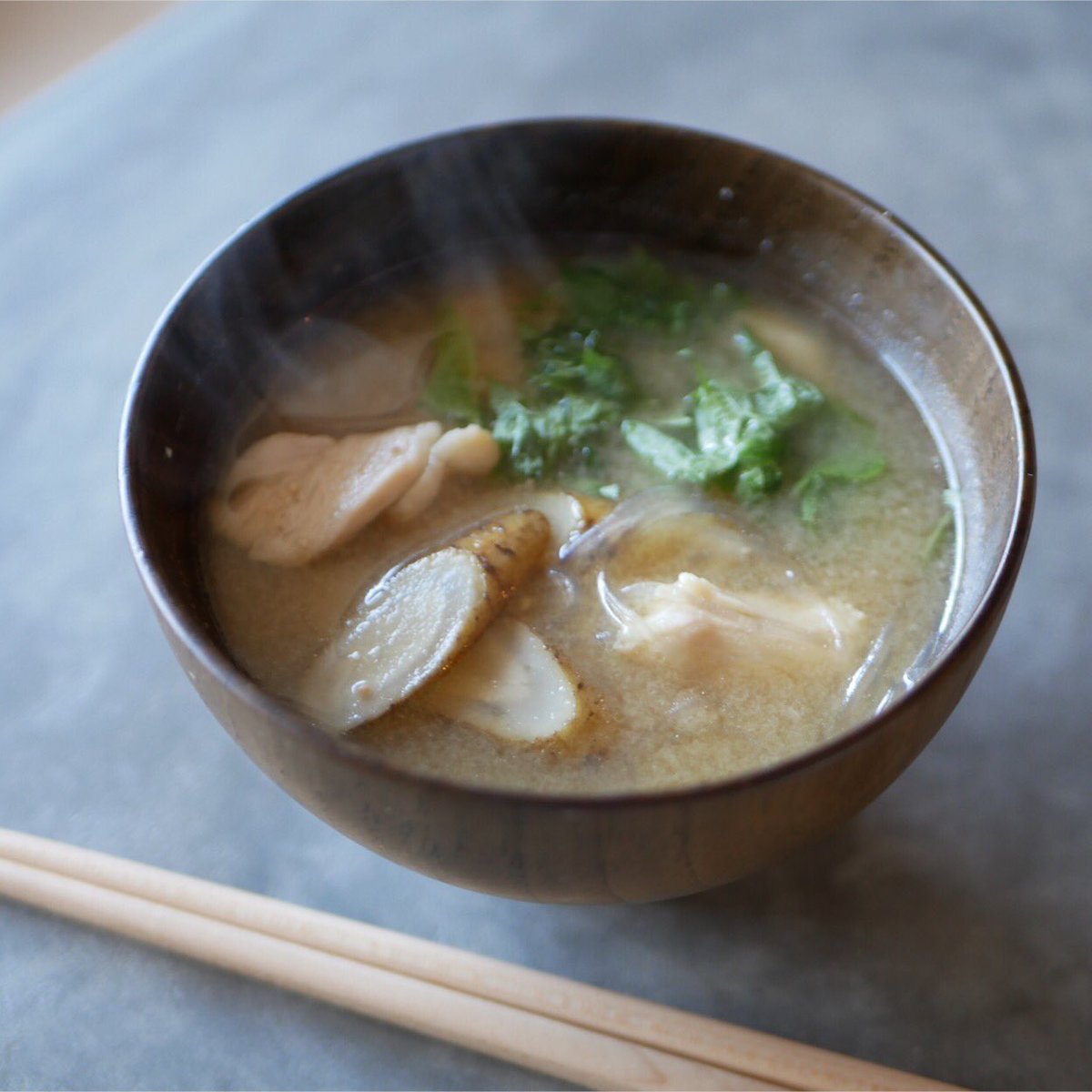 有賀 薫 Pa Twitter 鶏ごぼう 春雨のお味噌汁 お正月の料理で使った素材を片付けます 半端に残った鶏とごぼうをさっと煮てお味噌汁 に なぜかわずか残っていた春雨を入れたら 嬉しさのある味噌汁になりました こちらも救済アイテム 青じそをちぎって入れて 香り