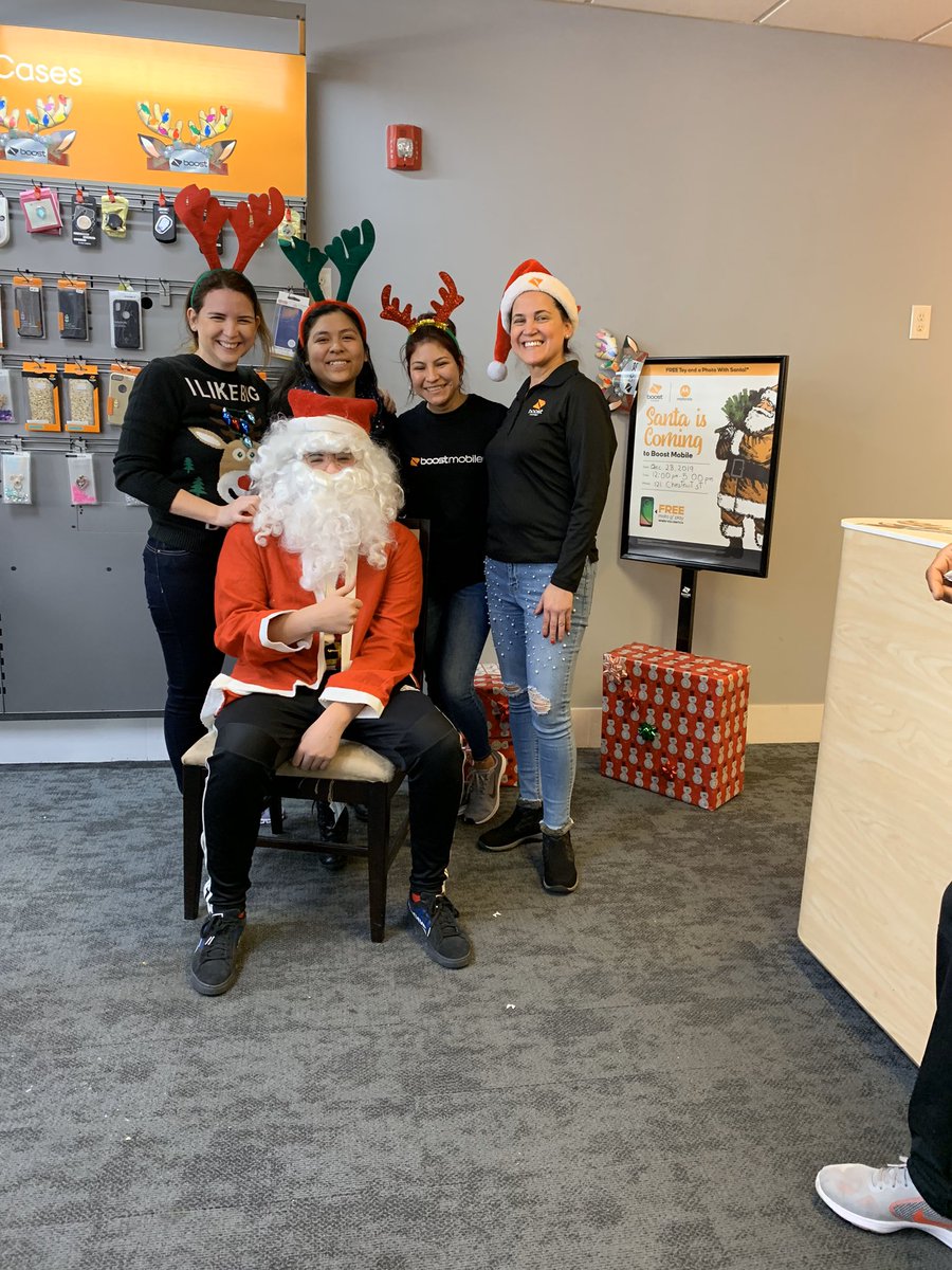 qmobileboost's tweet photo. Christmas party at 121 chestnut st  @alexhyperlink  @SPGMikeNJ @joseq_tuvoz @shawnatspg @vfiori56 #HappyHolidays https://t.co/dBzNcobi6P