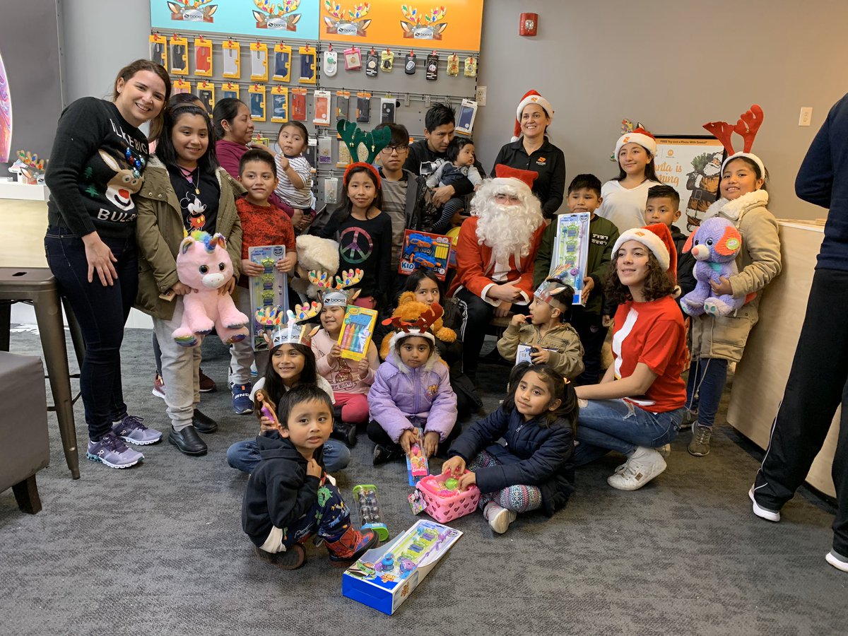 qmobileboost's tweet photo. Christmas party at 121 chestnut st  @alexhyperlink  @SPGMikeNJ @joseq_tuvoz @shawnatspg @vfiori56 #HappyHolidays https://t.co/dBzNcobi6P