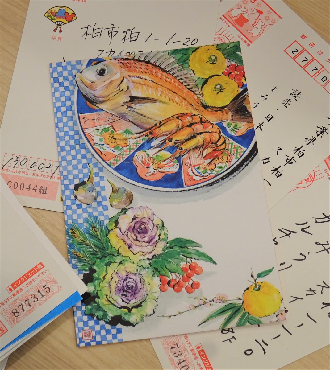 よみうりカルチャー 柏 あけましておめでとうございます 多くの先生方から年賀状をいただきました 大きな絵 皿にごちそういっぱい モダン絵手紙 講座の村西先生から頂戴しました 新しい年 本年もどうぞよろしくお願いいたします