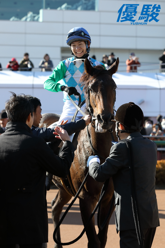 明けましておめでとうございます。本日は中山競馬・京都競馬が行われます。
中山は芝・ダートともに良、京都は芝・良、ダート・稍重で始まりました。
2020年中央競馬最初のレース・中山第１レースは伊藤工真騎手が騎乗したオイデヤスダイジン(父ヘニーヒューズ、美浦・金成貴史厩舎)が優勝しました。