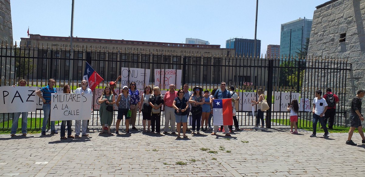 FelipeParadaM's tweet photo. Los chalecos amarillos convocaron a una nueva manifestación (ellos si pueden ocupar las calles sin ser reprimidos) y la convocatoria para pedir que los militares salgan a la calle estuvo masivo (18 personas) Cabros, esto no prendió 🤭⚡️ #QuePenaTuMarcha https://t.co/QpAk1EvGzV