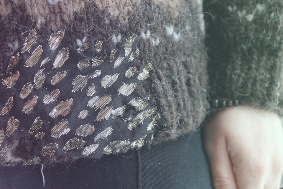 myjukko's tweet photo. Based in the Japanese #Kintsugi technique, https://t.co/yoDfgsgIqt invites you to repair your “broken” clothes with gold, adding a new layer to the journey of your things! 🧵

What are your favorite #mending techniques?

#goldenjoinery #sustainablefashion #visiblemending #myjukko https://t.co/1LOxfNNzpX