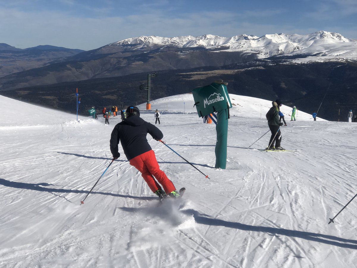 ivanSanzTusell's tweet photo. Tornem-hi! Avui tocava esquiadeta pels dominis anticiclònics de @SnowLaMolina i @MasellaPirineu . Però queden pocs dies així. Aprofitem-hi! Amb @HellyHansen @skitude @lugaresdenieve #ihaveskitude #hhalive #estemapistes https://t.co/SwzigGtKsE
