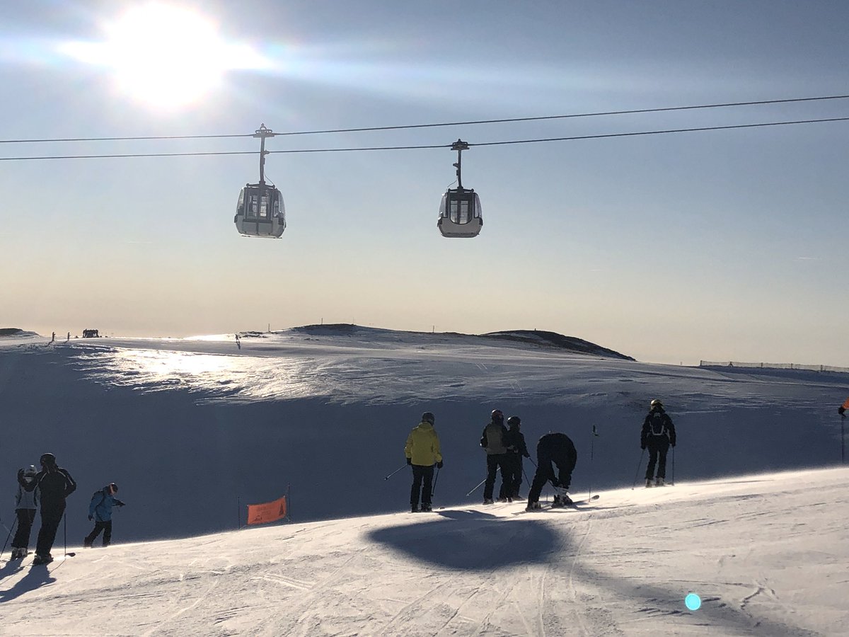 ivanSanzTusell's tweet photo. Tornem-hi! Avui tocava esquiadeta pels dominis anticiclònics de @SnowLaMolina i @MasellaPirineu . Però queden pocs dies així. Aprofitem-hi! Amb @HellyHansen @skitude @lugaresdenieve #ihaveskitude #hhalive #estemapistes https://t.co/SwzigGtKsE