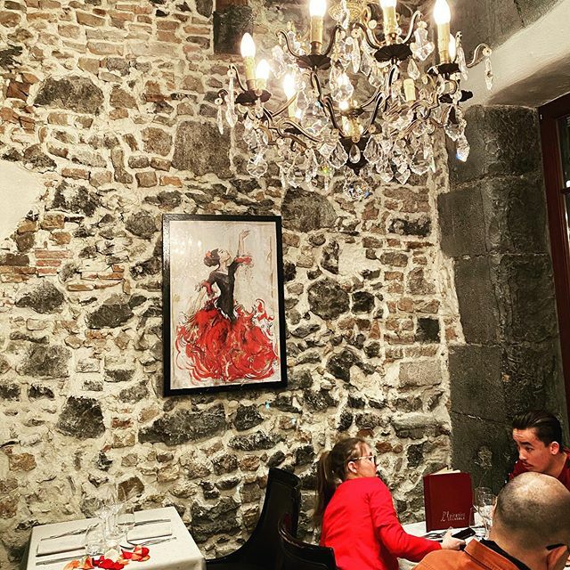 AliciaOsenenko's tweet photo. How delightful is this medieval style of accent wall and the elegant crystal chandelier and the pop of red from the picture!! 😍👌 #restaurant #restaurantdesign #europeaninteriors #hospitality #interiors #decor https://t.co/EJZZ21qs3f https://t.co/Ac78E2GrqH