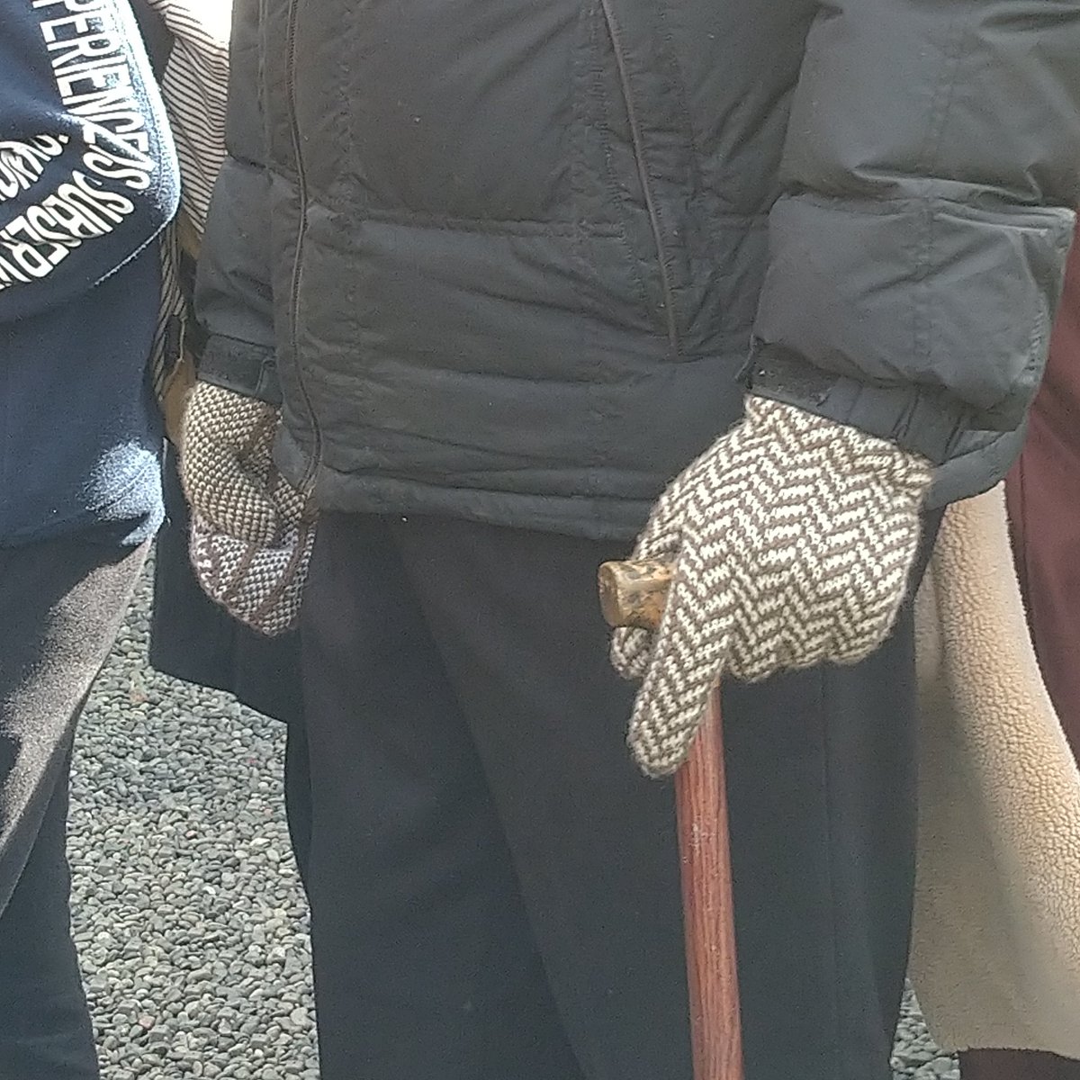 shino09213076's tweet photo. 帰省すると、今年も父が手袋をつけてくれていて嬉しかった。数年前に片麻痺の彼が使い易いようにと思って編みました。こういうの、ありそうでなかなか売ってない。
そろそろボロボロになってきたので編み直そうかな😆❤️ https://t.co/nKRQZQX7yI