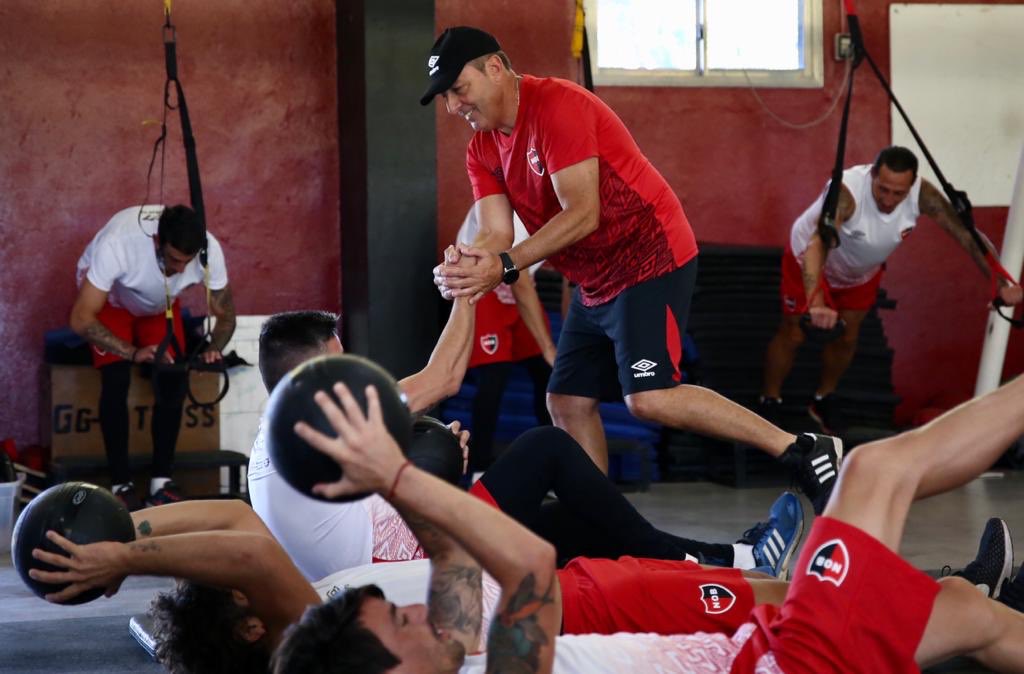 OrgulloRojine74's tweet photo. 🏋️‍♂️💪¡Segundo día de la pretemporada! El plantel entrenó está mañana en el Centro de Entrenamiento Jorge Griffa. Mañana lo hará devuelta en el mismo turno. https://t.co/6zrC1lM5QZ