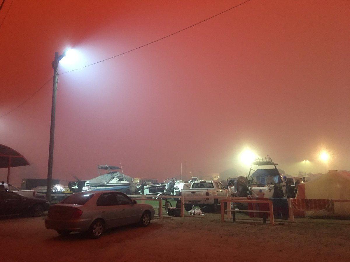 PhilWilliamsABC's tweet photo. Fire threatened Eden shrouded in smoke at 9am .Residents still preparing for the worst but cool weather and lighter winds give hope #NSWfires #ABCNews #eden https://t.co/Vfkj4XRARO