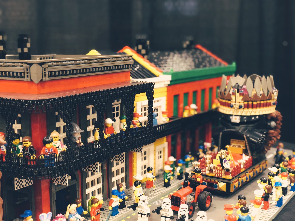 AndyMumma's tweet photo. 🦊Thx @LEGO @LEGOFanExpo for a great time! 👾🚗🏢🤓 https://t.co/0Oer41USfN