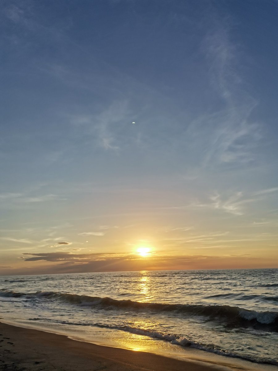 kimchulla's tweet photo. Had a good sit-down w/ my thoughts today. My sister was suddenly out of reach last wk. I knew she's back in MNL but never really heard from her til I found out its bc my parents are divorcing &amp; she couldn't handle it.

Idk what's in store for us but I still believe there's hope. https://t.co/Kgq91Nt3zg
