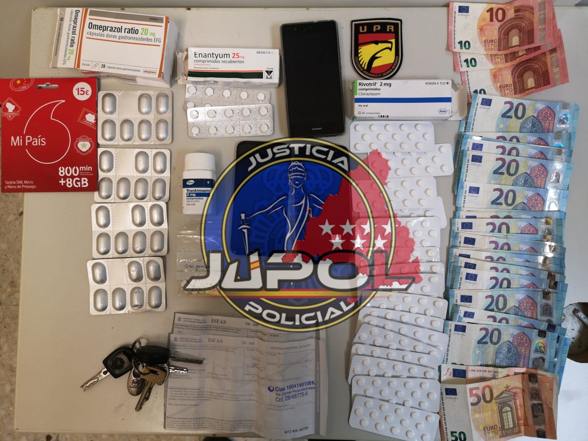 Jupol_Madrid's tweet photo. 🙌Enhorabuena a nuestros compañeros del Bronce 112 y Bronce 113!!

➡️En un control de la Operación Navidad han detenido a un individuo por un delito contra la salud pública

➡️Vendía ilegalmente fármacos, menudeando con ellos😠

#EquiparacionYa muy grandes nuestros @policia ! https://t.co/wzNANW1Y9h