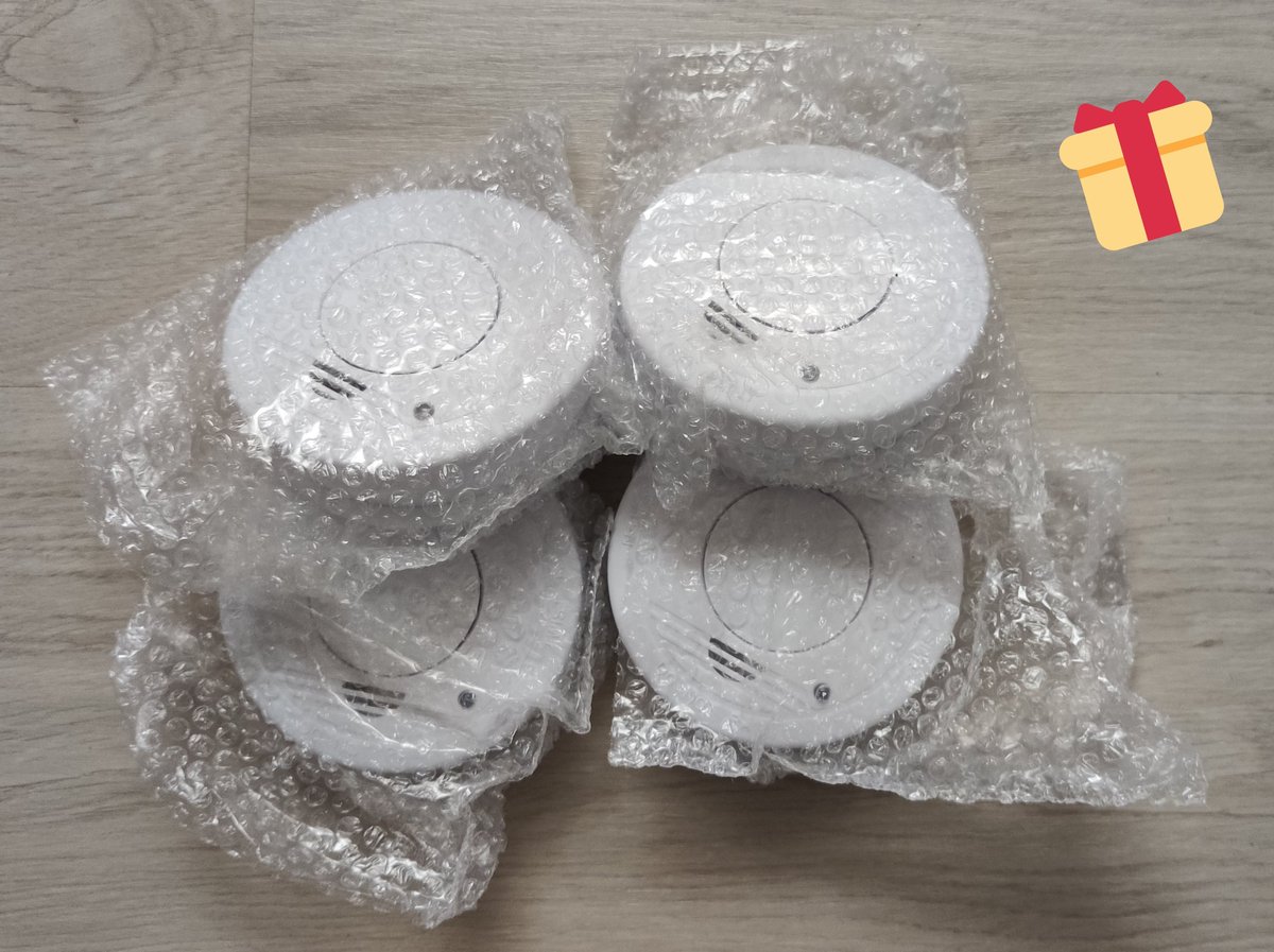 amsl3's tweet photo. En mi casa, los reyes magos van a traer detectores para toda la familia. Para que el año que viene no falte nadie en la mesa por culpa de los incendios, esta navidad, regala seguridad. 🎁💦🔥 
#detectoresya #regalavida #prevención #incendios https://t.co/sEhUQJQOPM
