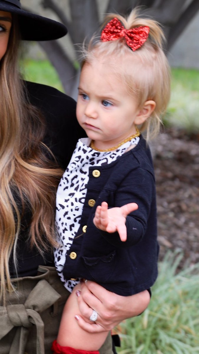 amandaajeaan's tweet photo. me @ me while I online shop with the money I don’t have instead of doing homework for the new semester that starts monday https://t.co/kqr378KE02