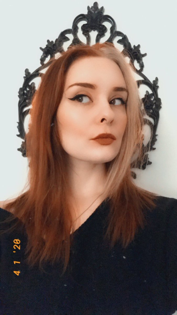 Steff On Twitter 2020 Is The Year Of Framing Your Selfies With