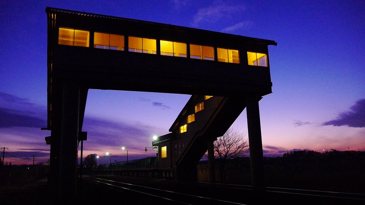 Johnny89037's tweet photo. 【1】東追分駅
✳北海道勇払郡安平町
✳JR北海道
✳石勝線
✳昭和40年～平成28年
✳撮影　平成25年～26年
✳僕の聖地だった…
平成28年3月に廃止となり現在は信号場となっている。
跨線橋から見える景色は美しかった。
#東追分駅 #北海道 #安平町 #JR北海道 #秘境駅 #無人駅 #鉄道 #駅鉄　#js東追分駅 https://t.co/zrWN0h7RSJ