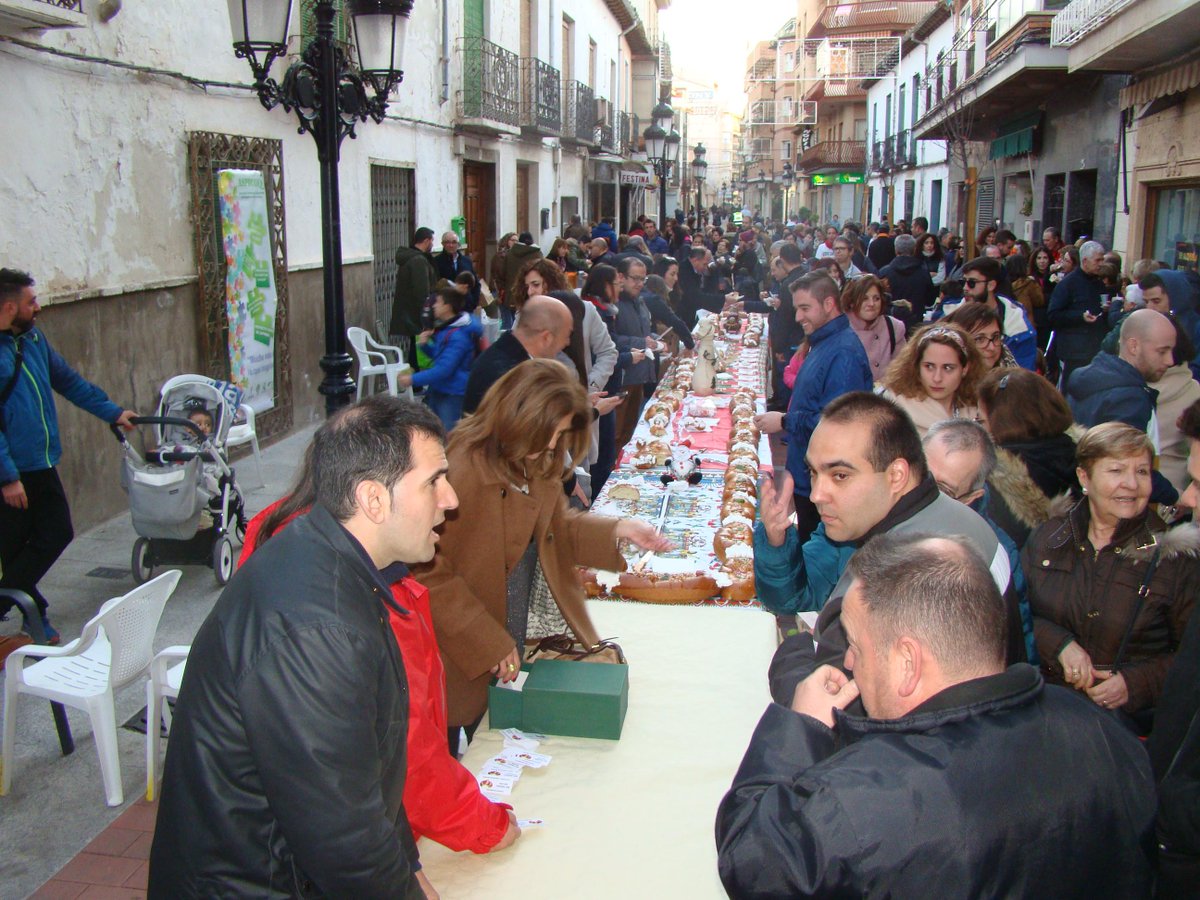 aytoquintanar's tweet photo. #Quintanar sigue inmersa en el amplio programa de actos navideñas. Tras una carrera solidaria a beneficio de #Cáritas ha tenido lugar la degustación de un gran #RoscóndeReyes #Solidario elaborado por #PanaderíaPasteleríaAlcolado a beneficio de #Asprodiq.  
https://t.co/1Z1z6G9lFG https://t.co/8Qo0v6kHfp